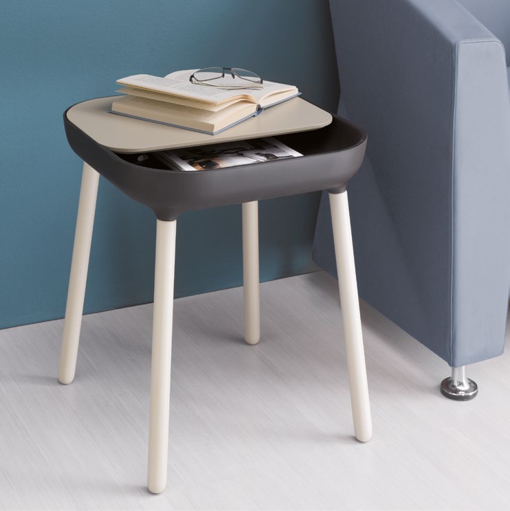 Столик приложения. Прикроватный столик дизайнерский. Табуретка прикроватный столик в интерьере. Прикроватный столик из Переработанных материалов.