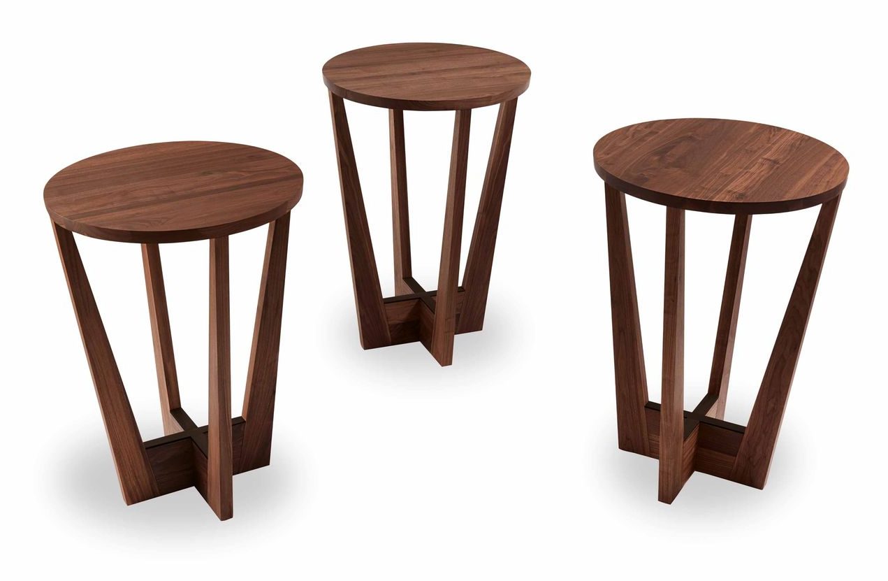 Круглый стол с деревянными ножками